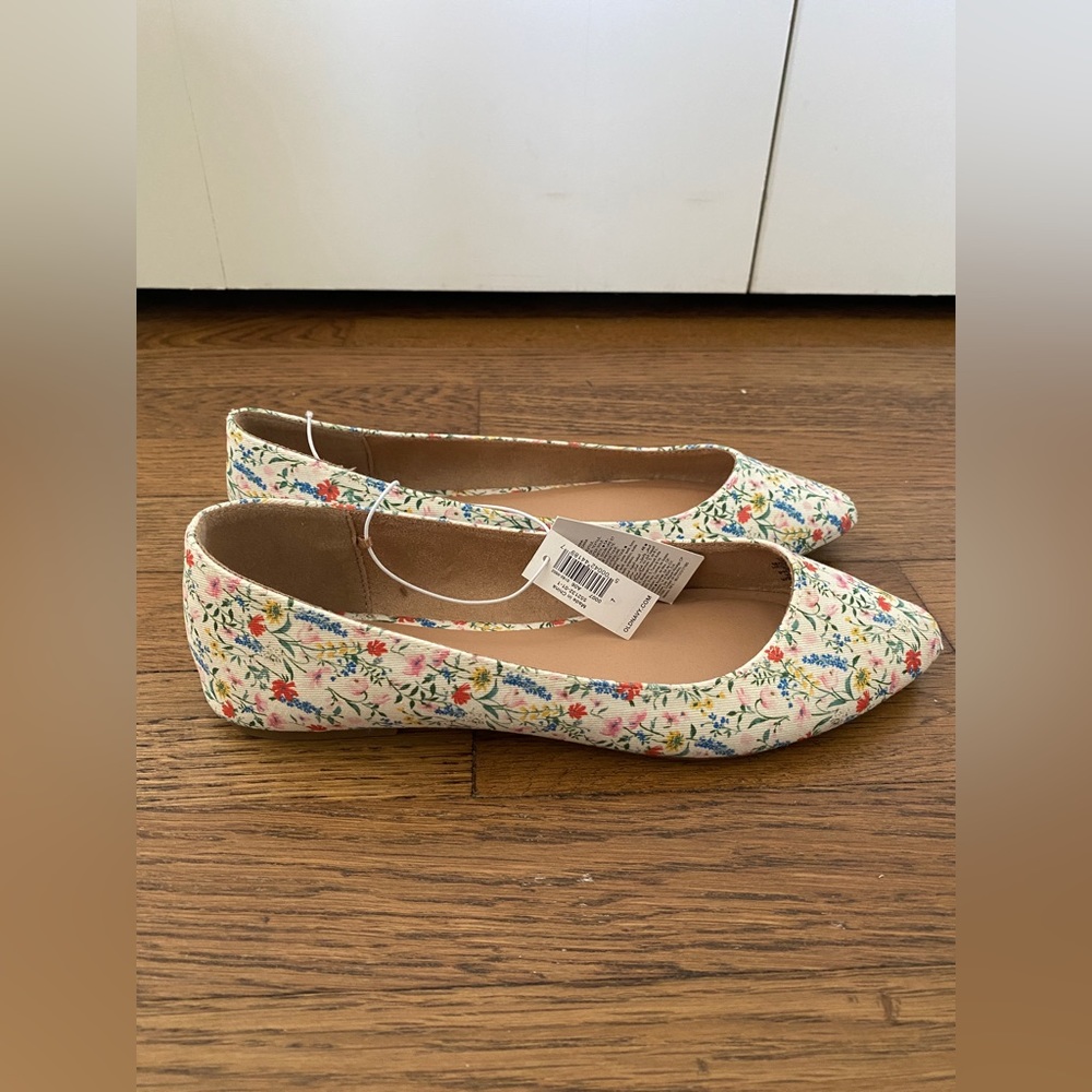 Old Navy Women’s Floral Print Flats in Size 7